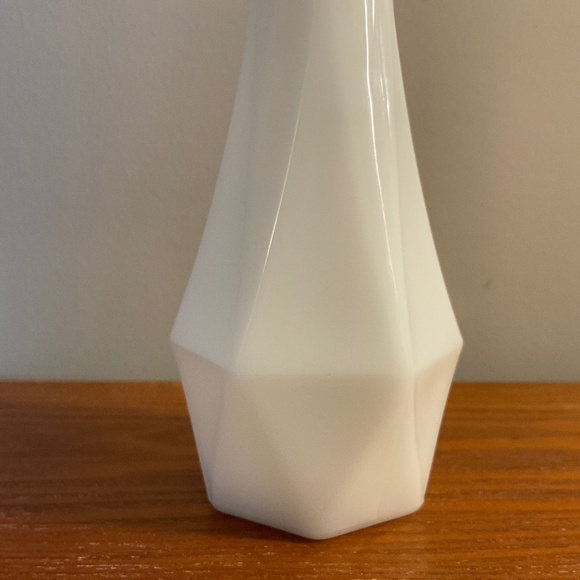 Vintage Milk Glass Geometric Pattern Bud Vase 8.5โ - Picture 5 of 14